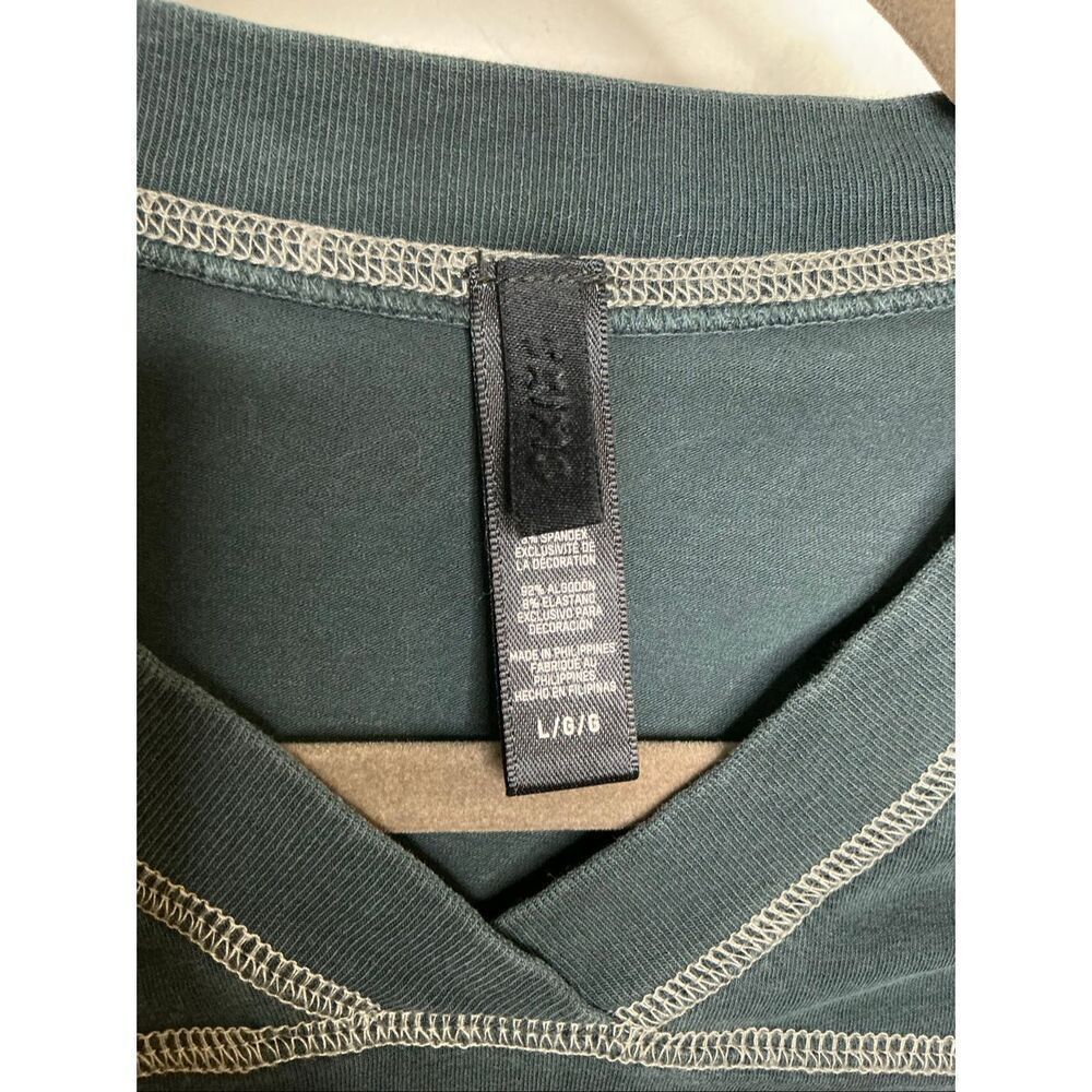 Skims Sport Cropped V-Neck T-Shirt - Picture 6 of 7